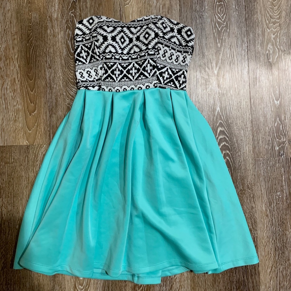 Rue 21 short strapless dress. (small)